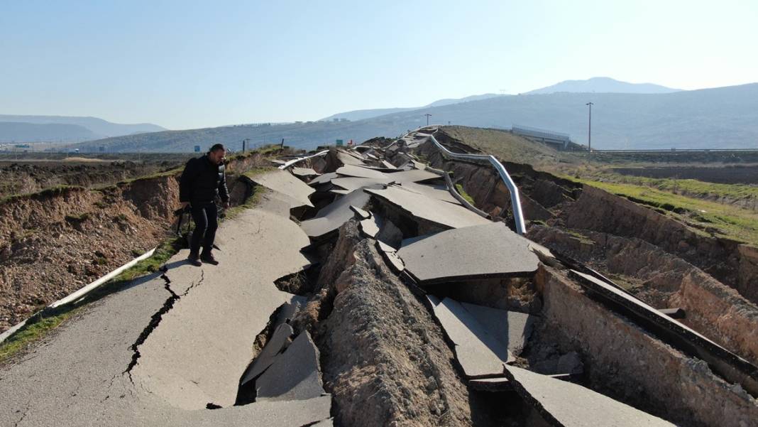 Kırılan fay hattı görüntülendi! Filmden kareler değil gerçek: Yollar yarıldı, devasa çatlaklar oluştu! 19